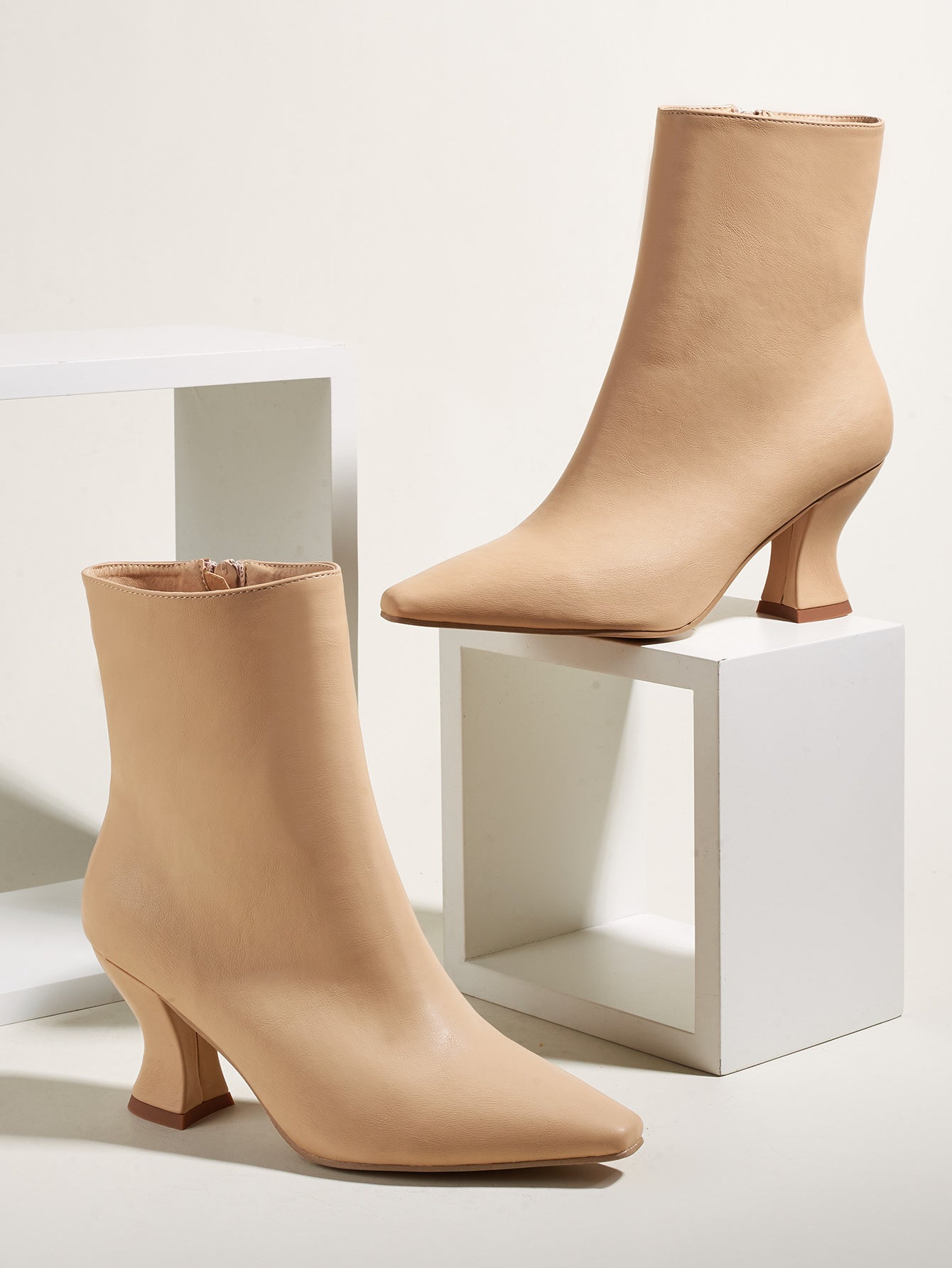 Claire – Modieuze Dameslaarzen met Puntige Neus in Grote Maten