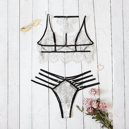 Victoria – Verleidelijke Driepunt-Dameslingerie