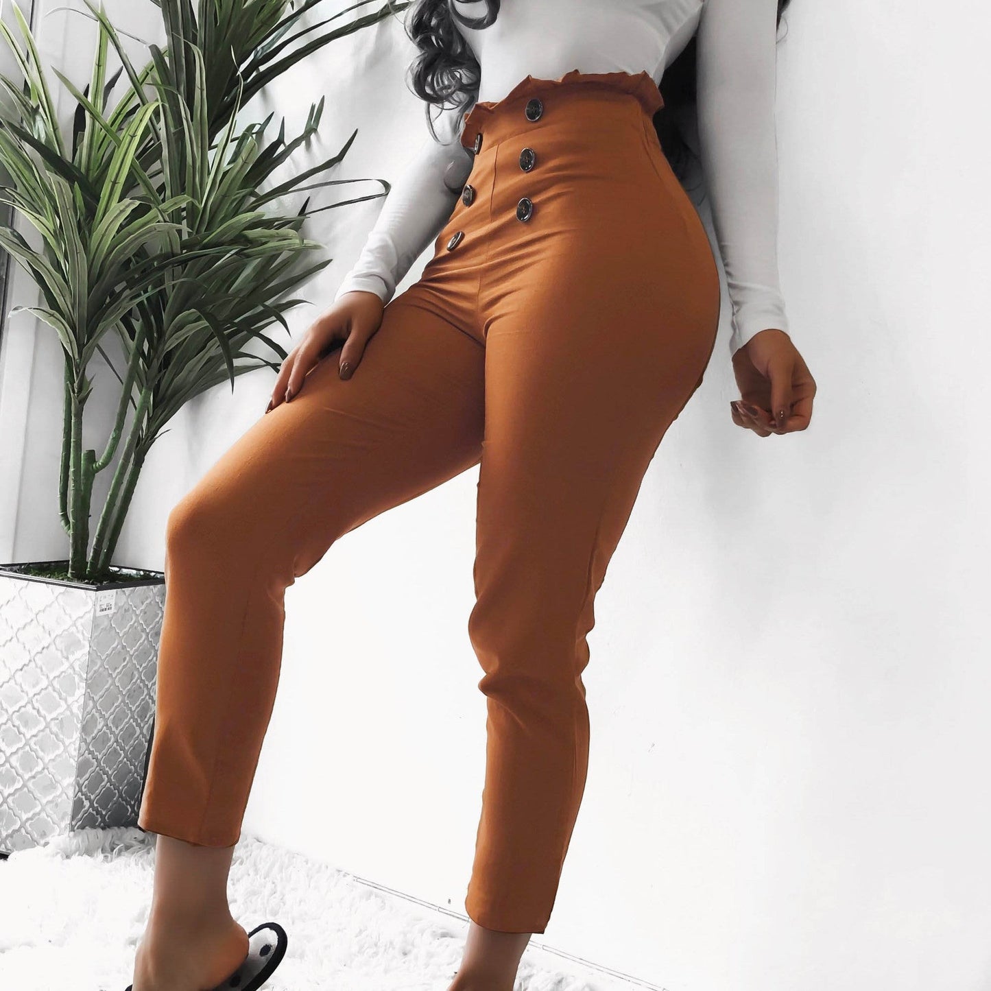 Natalie – Stijlvolle Slim-Broek met Kantknopen