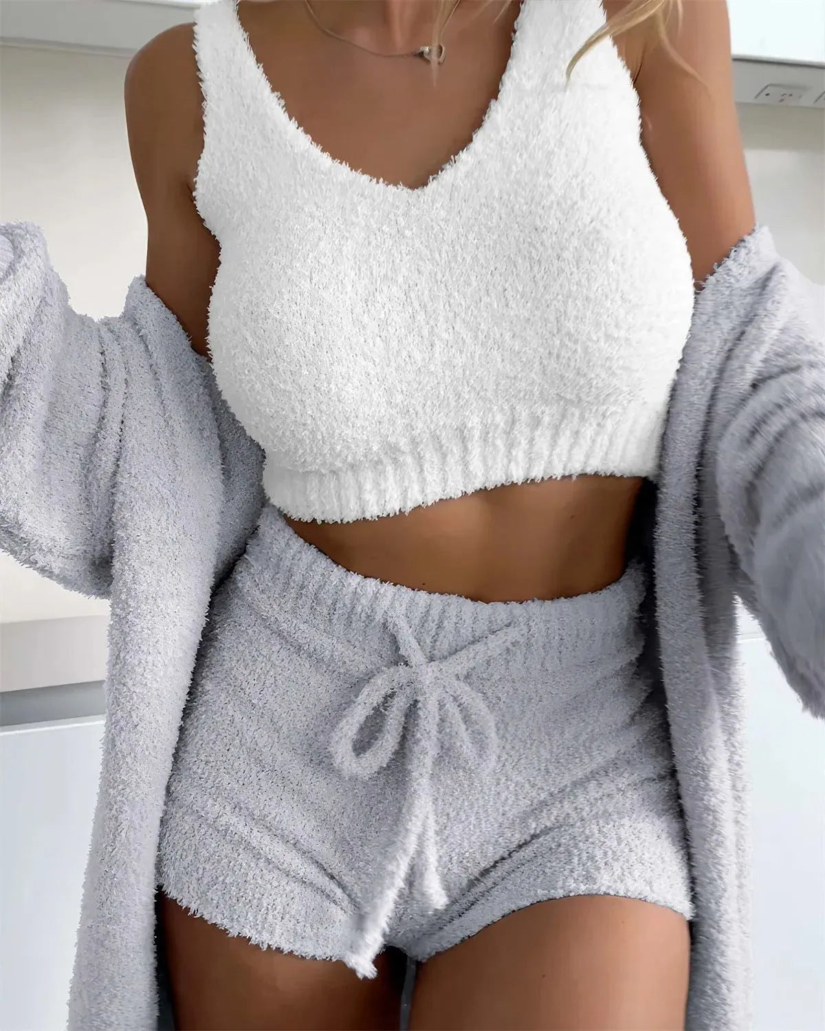 Jane – Drieledig Fluffy Set met Spaghettibandjes Top en Shorts