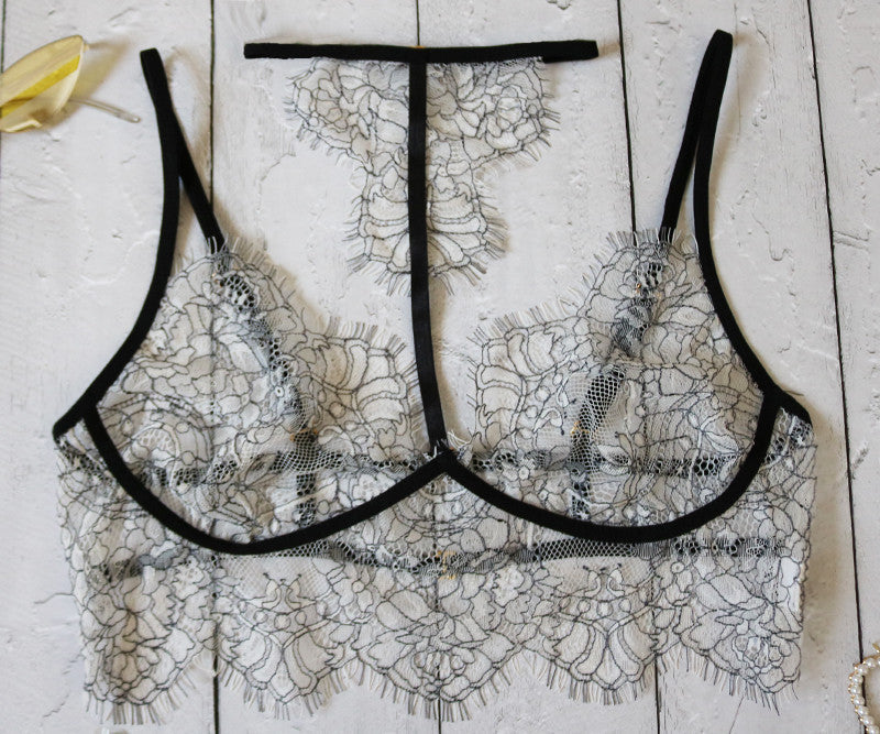 Victoria – Verleidelijke Driepunt-Dameslingerie