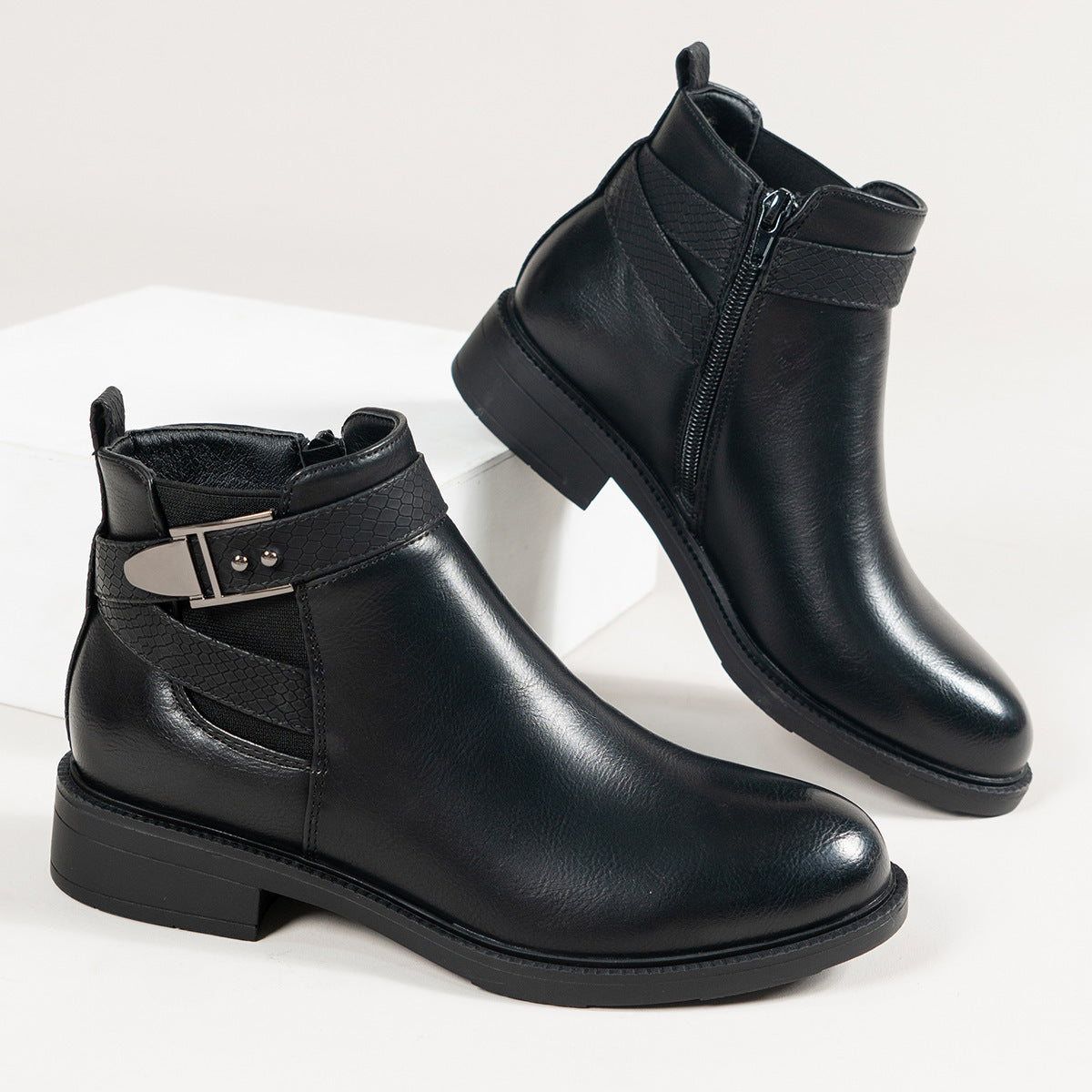 Jacqueline – Zwarte Dames-Chelsea-Boots met Zijrits en Gesp