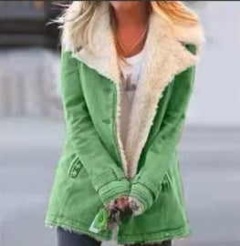 Laura – Warme Damesjas van Composietpluche met Knopenrij