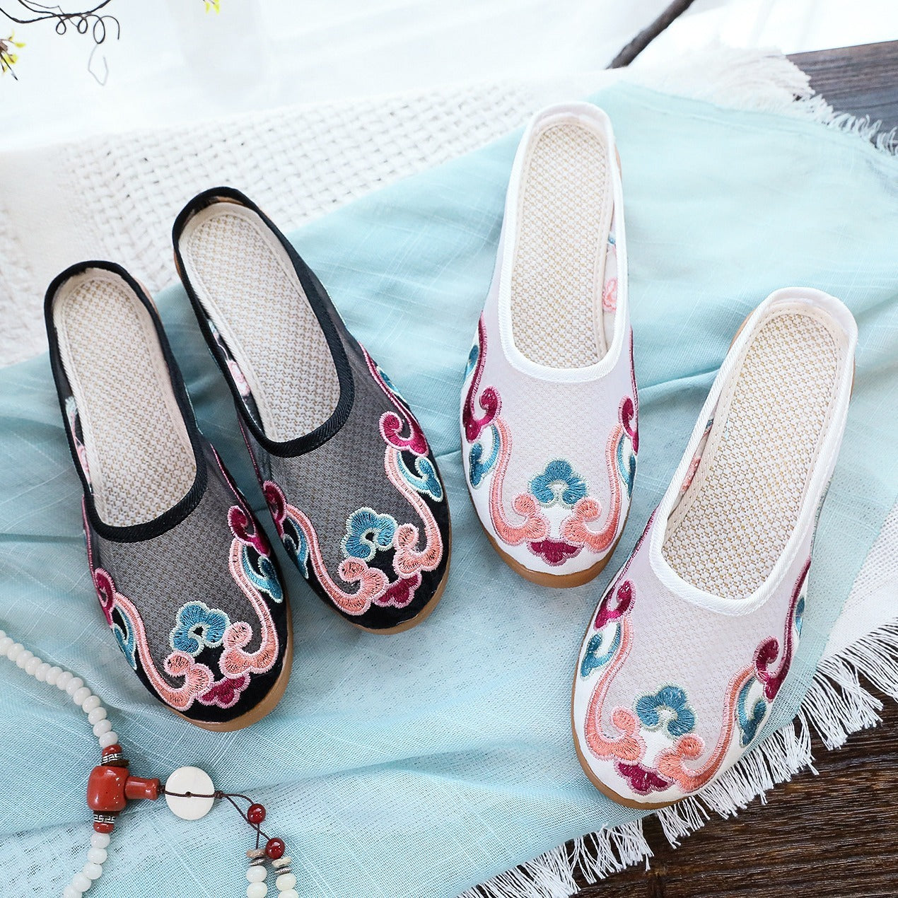 Anne – Bestickte Baumwoll-Pantoletten im Retro-Stil