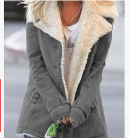 Laura – Warme Damesjas van Composietpluche met Knopenrij