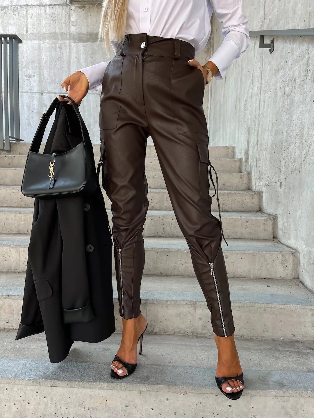 Natasha – Slim Fit Damesbroek van veganistisch leer met zakken