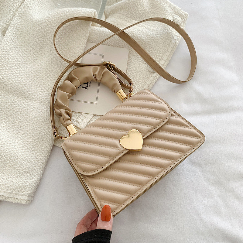 Leah – Modieuze Schoudertas met Ketten en Liefde Metaal Design