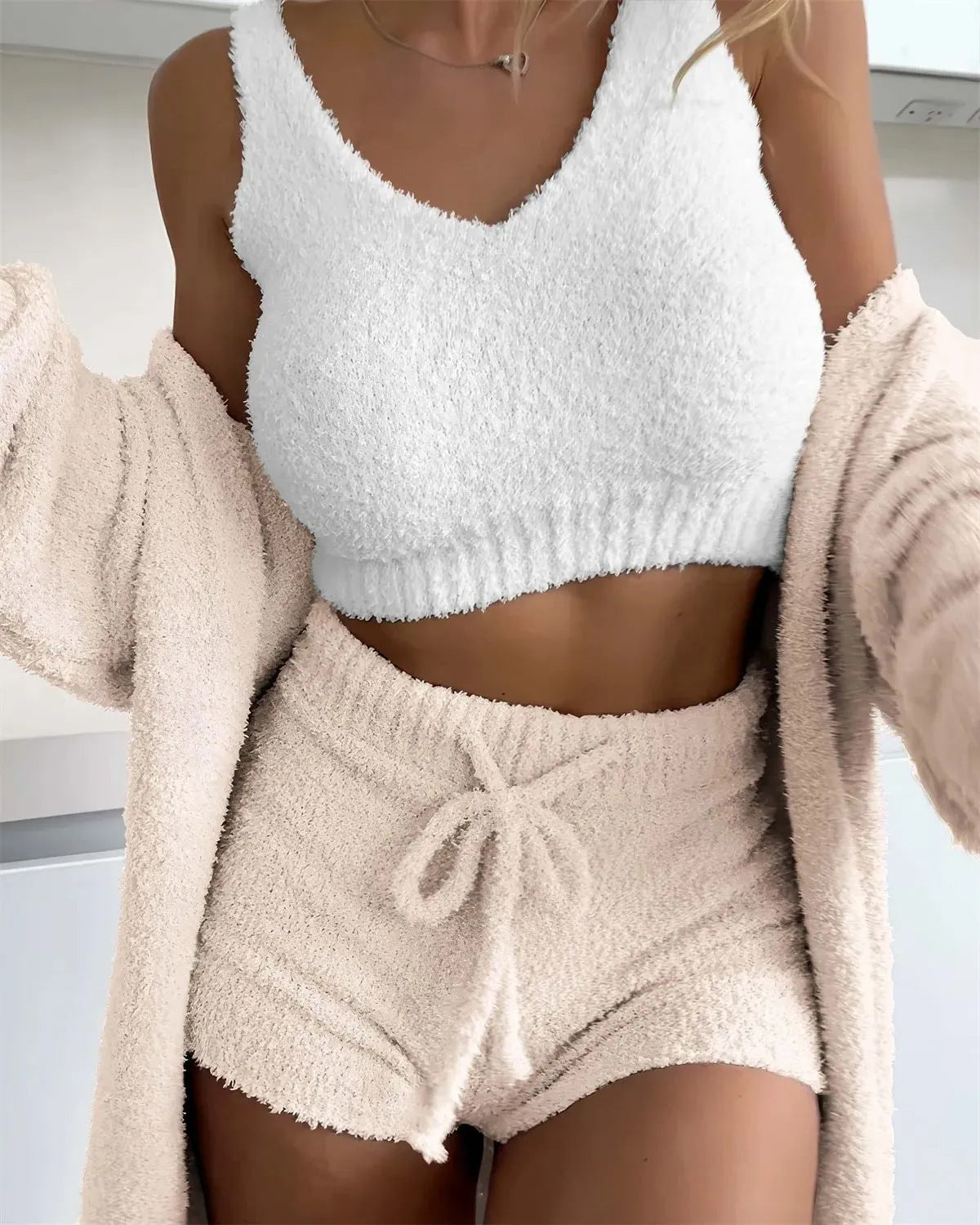 Jane – Drieledig Fluffy Set met Spaghettibandjes Top en Shorts