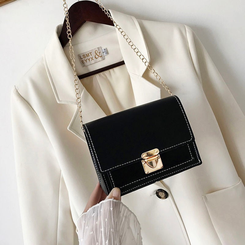 Amy – Kleine vierkante schoudertas met ketting