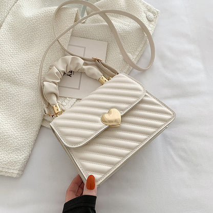 Leah – Modieuze Schoudertas met Ketten en Liefde Metaal Design