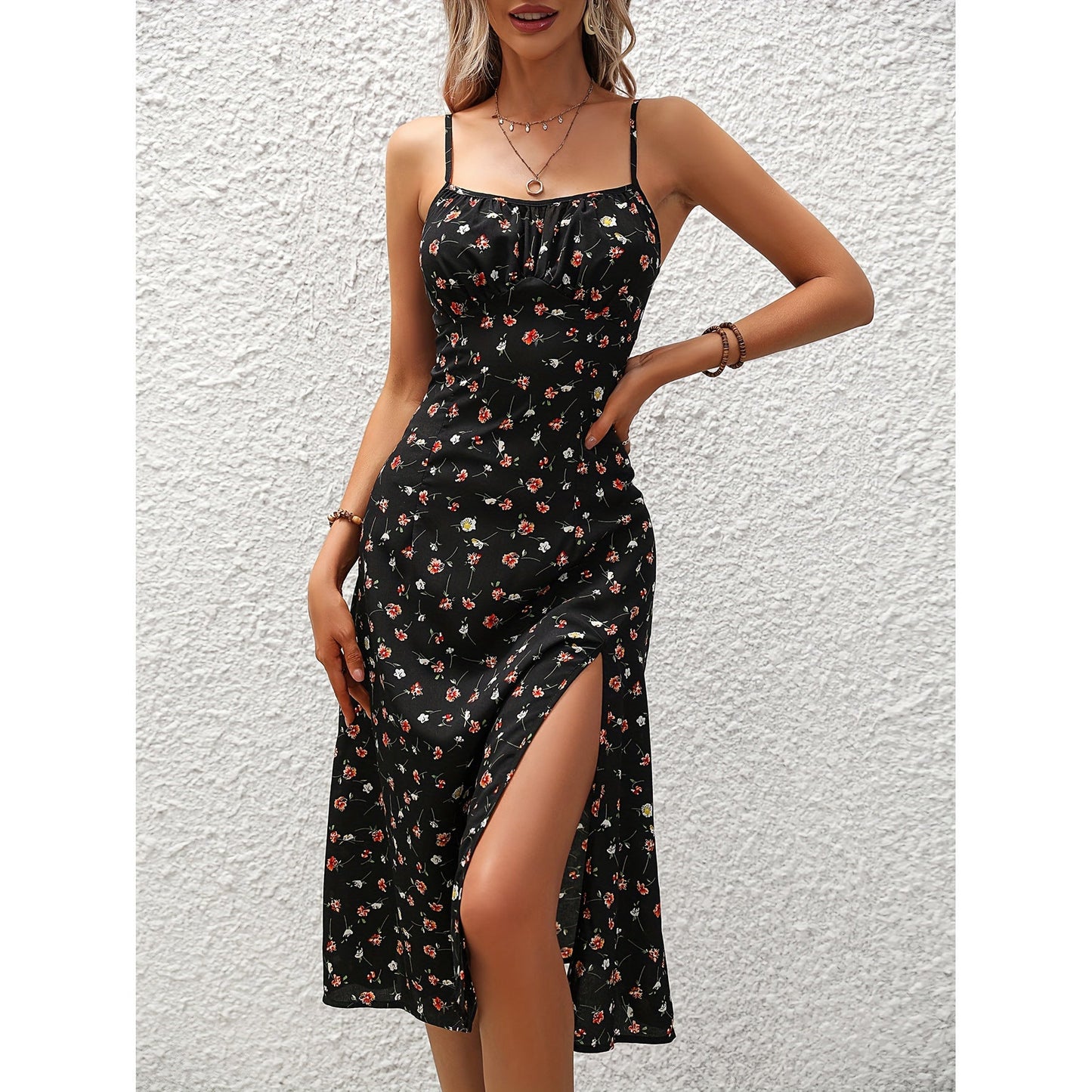 Natasha – Zomerse Lange Jurk met Stippenpatroon en Verleidelijke Split
