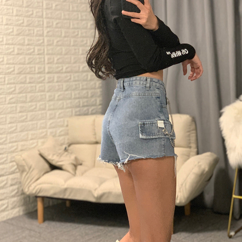 Alice – Hoog getailleerde jeans short met ketting en wijde pijpen