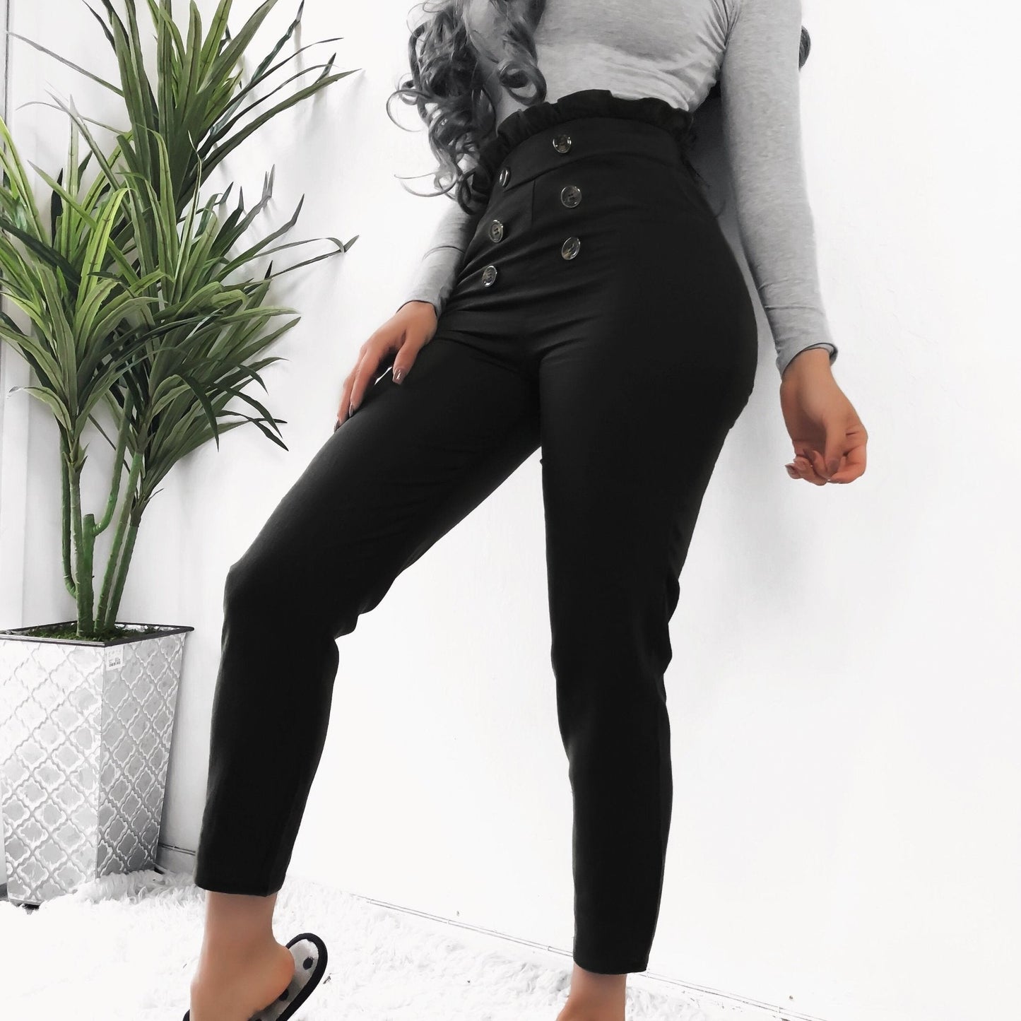Natalie – Stijlvolle Slim-Broek met Kantknopen