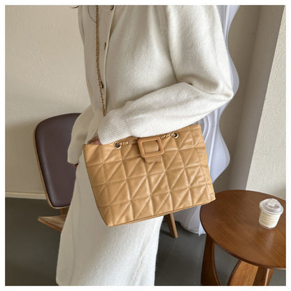 Sandra – Trendige Schultertas in Chanel-stijl met ruitenpatroon en ketting