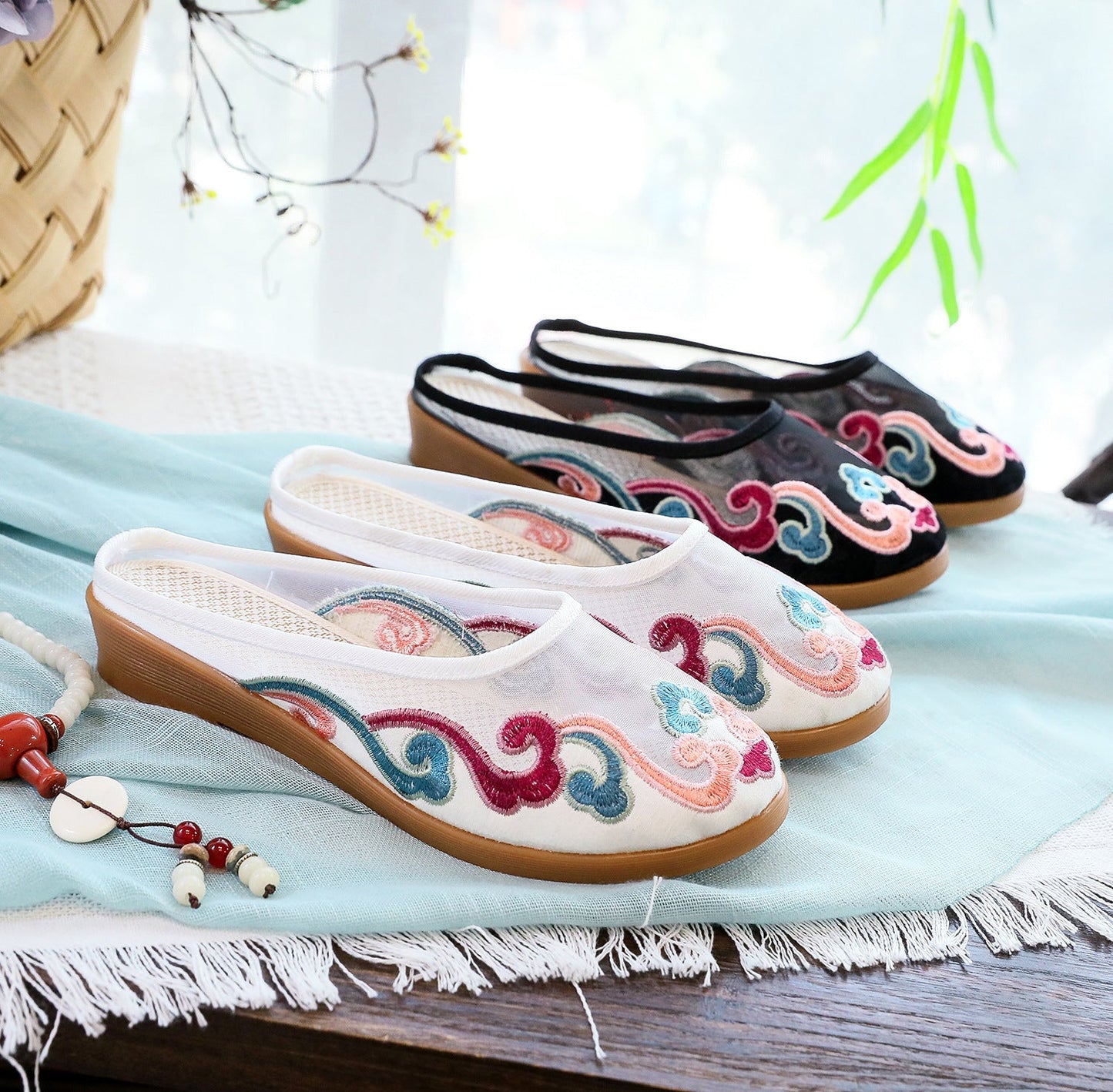 Anne – Bestickte Baumwoll-Pantoletten im Retro-Stil
