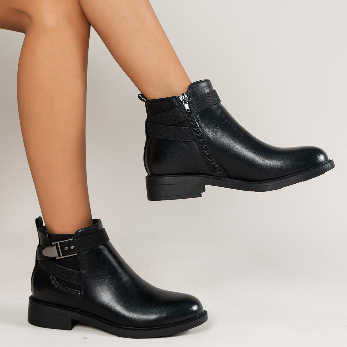 Jacqueline – Zwarte Dames-Chelsea-Boots met Zijrits en Gesp