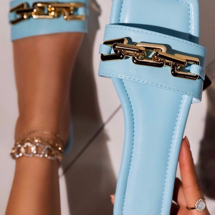 Sandra – Platte Sandalen met Ketenversiering