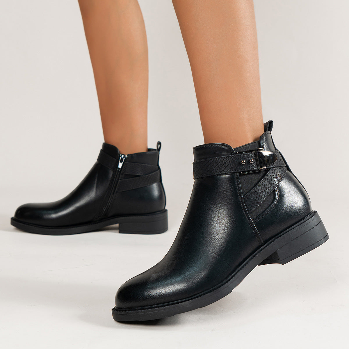 Jacqueline – Zwarte Dames-Chelsea-Boots met Zijrits en Gesp