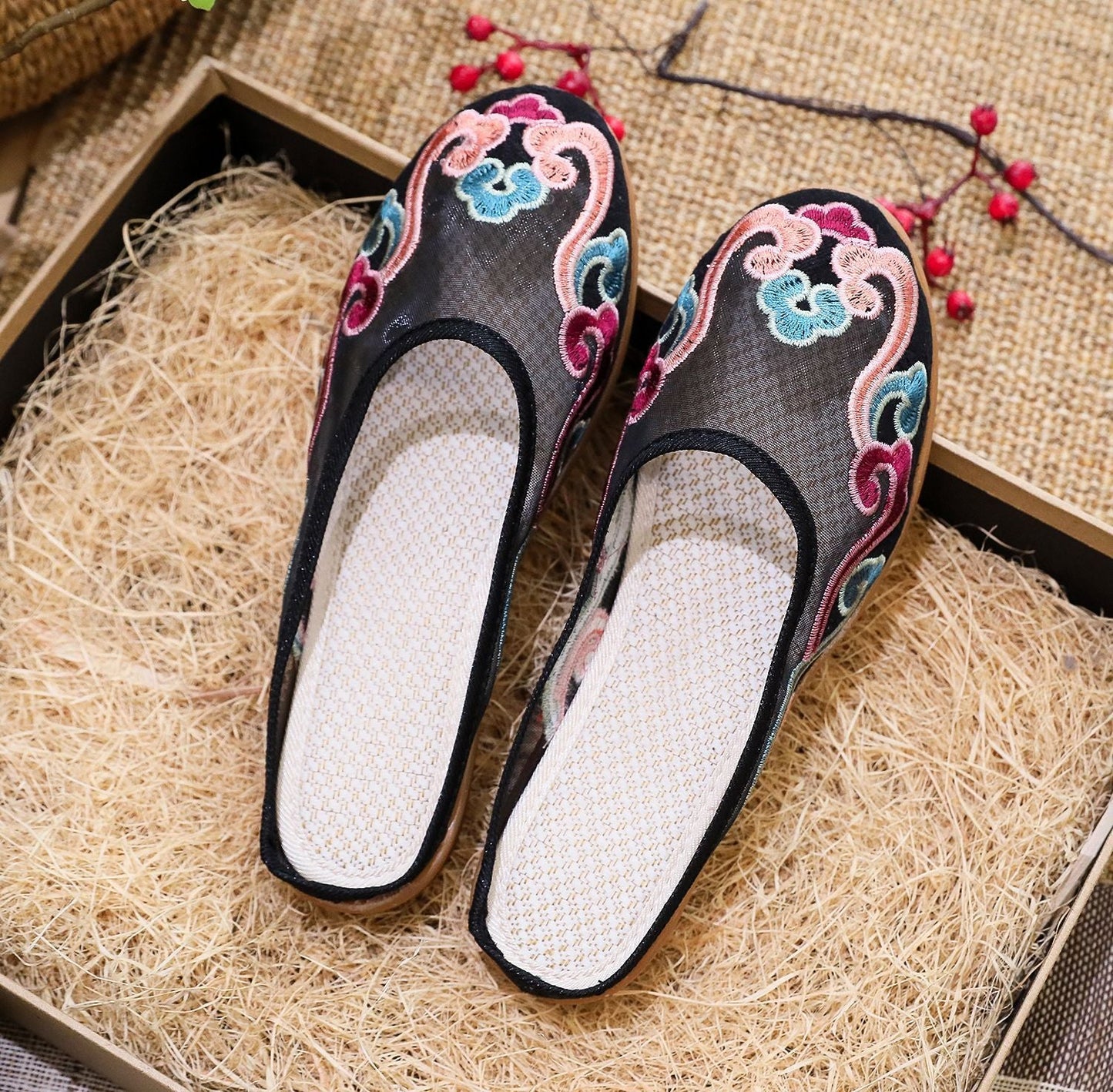 Anne – Bestickte Baumwoll-Pantoletten im Retro-Stil