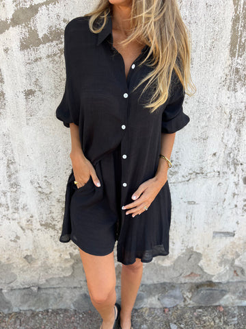 Amelia – Luchtige Damesoutfit met Lange Mouwen Shirt en Elastische Shorts