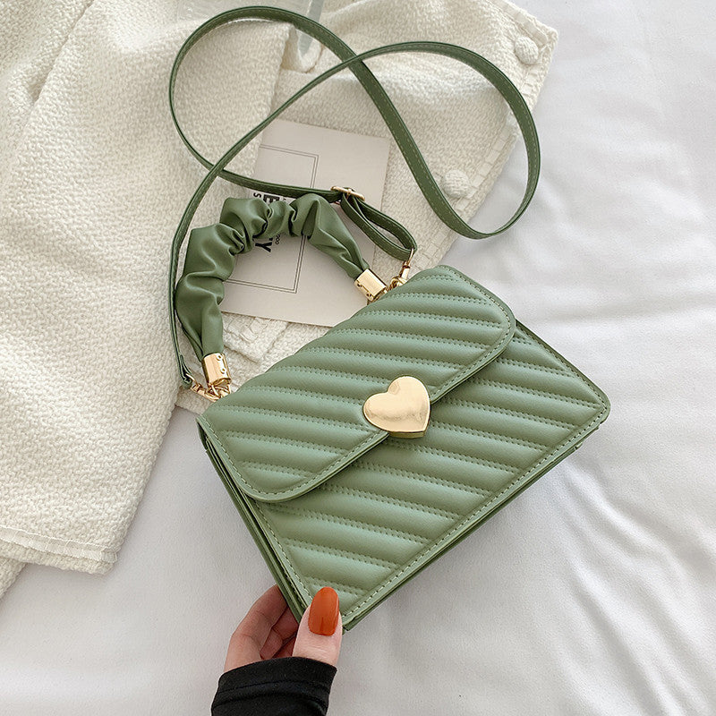 Leah – Modieuze Schoudertas met Ketten en Liefde Metaal Design