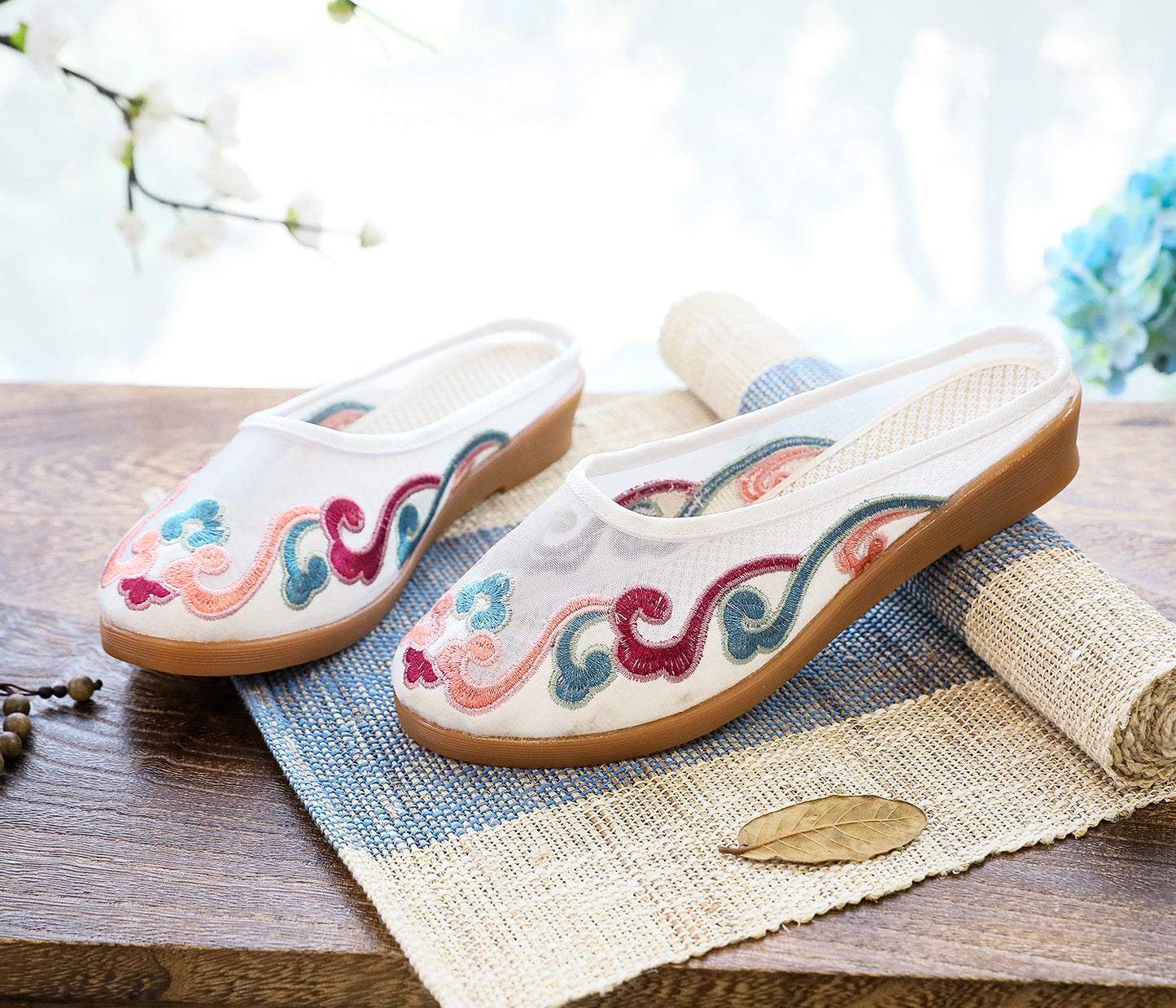Anne – Bestickte Baumwoll-Pantoletten im Retro-Stil